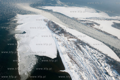 Kra na Wisle w okolicy ujscia rzeki do Zatoki Gdanskiej....