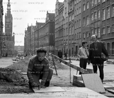 Ukladanie nowej nawierzchni i chodnika na ul. Dlugiej...