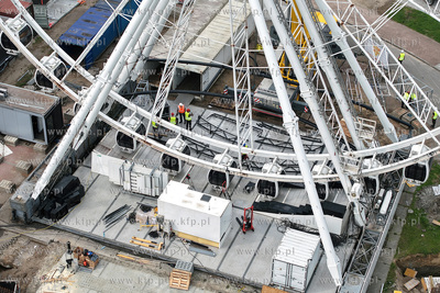Demontaż koła widokowego Amber Sky na wyspie Ołowianka...