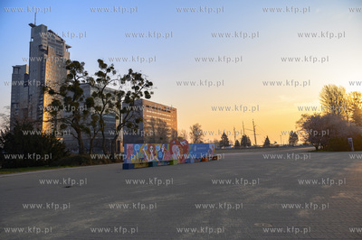 Gdynia. Skwer Kościuszki o poranku. Nz. Sea Towers....