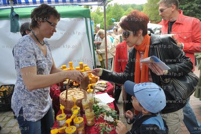Pomorskie Swieto Produktu Tradycyjnego w Gdansku obok...