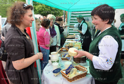 Pomorskie Swieto Produktu Tradycyjnego w Gdansku obok...