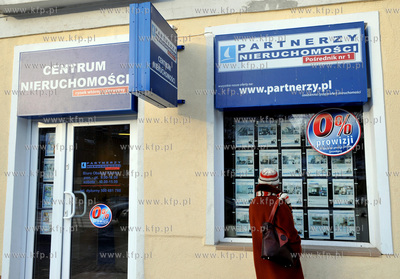 Gdansk. Ul. Podwale Staromiejskie. Witryna posrednika...