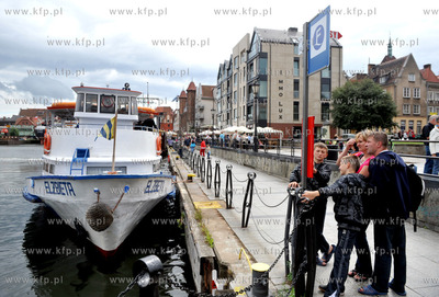 Gdansk. Targ Rybny. Przystan i zacumowany tramwaj wodny...