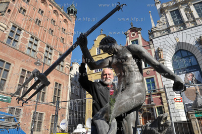 Gdansk. Demontaz figury Neptuna z fontanny na Dlugim...