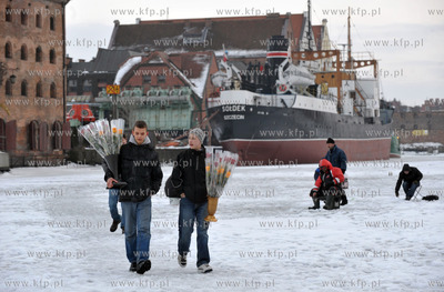 Wedkarze lowia ryby na zamarznietej Motlawie. 
18.02.2012...