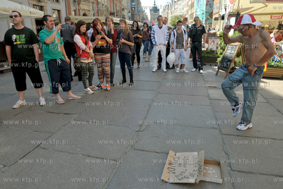 Ulice Dluga i Dlugi Targ w Gdansku dzien przed meczem...