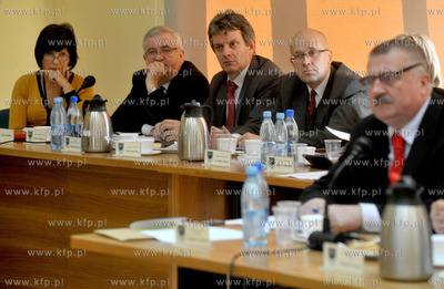 Sesja Rady Miejskiej w Zukowie. W srodku od lewej burmistrz...