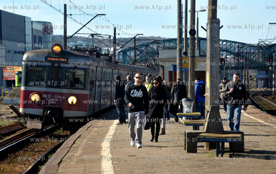 Gdansk Wrzeszcz. Dworzec PKP, wjezdza pociag elektryczny...