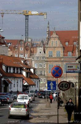 Gdansk. Ul. Stagiewna na wypie Spichrzow. 13.04.2008...
