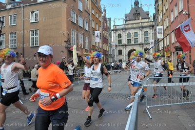 II PZU Gdansk Maraton. Zawodnicy wbiegaja z ul. Tkackiej...