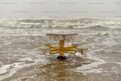 Zalana plaża w Gdańsku Jelitkowie po wichurze. Zalane...