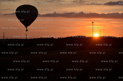 Grabowo na Kaszubach. Balon unoszoncy się nad polami....