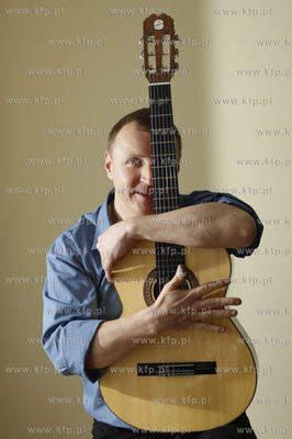 Posel Jacek Kurski i jego gitara. 17.04.2008 fot. Krzysztof...