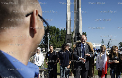 Gdansk. Plac Solidarnosci. Gra plenerowa SEGMENT, czyli...