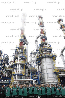 Pilkarze Lechii Gdansk odwiedzili gdanska rafinerie....