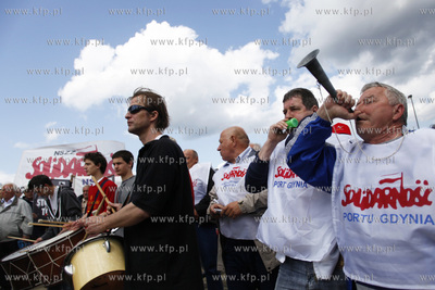 Gdansk. Manifestacja przedstawicieli NSZZ Solidarnosc...