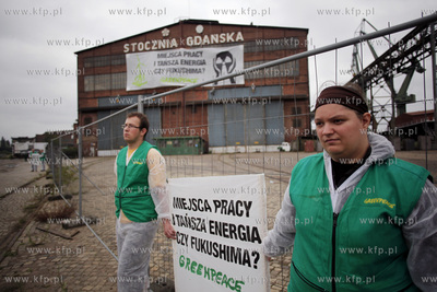Stocznia Gdanska. Aktywisci Greenpeace rozwiesili na...