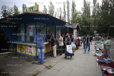 Gdansk Wrzeszcz. Targowisko miejskie. Nz kolejka do...