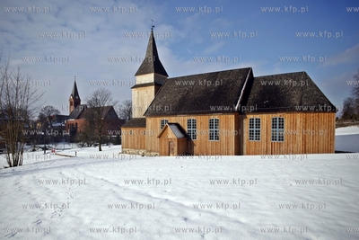 Sierakowice. Zabytkowy, drewniany kosciol sw. Marcina....