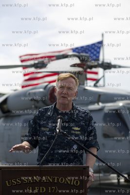 Amerykański okręt desantowy San Antonio dowodzący...