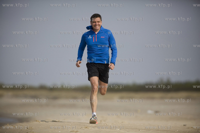 Adam Korol biega na plazy na gdanskich Stogach. 30.04.2015...