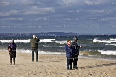 Silne podmuchy wiatru w Gdańsku Brzeźnie.
08.11.2015
fot....