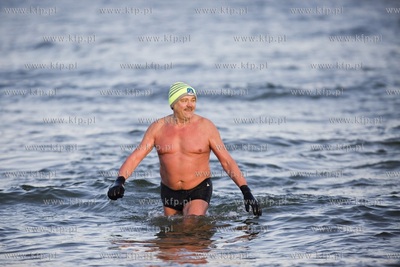 Gdańsk Jelitkowo. Morsy powitały Nowy Rok tradycyjną...