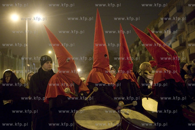 Gdańsk. Misterium Nocne. Uczestnicy misterium przy...