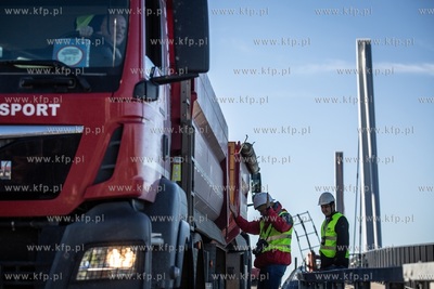 Pierwsze próby obciążeniowe budowanego mostu w Sobieszewie.
29.09.2018
fot....