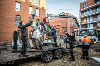 Transport i montaż instalacji artystycznej z ciętej...