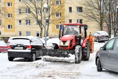 Chełm, ul. Witosa. Pług odśnieża międzyblokowe...
