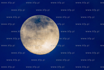 Międzynarodowy Dzień Światła. Widok na księżyc...