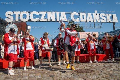 Gdańsk. Plac Solidarności. Symboliczne otwarcie bramy...