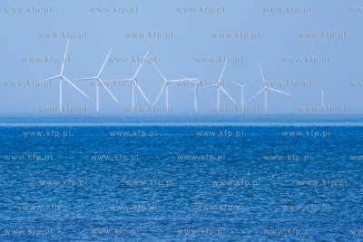 Elektrownie wiatrowe na Bałtyku na wysokości Łeby....