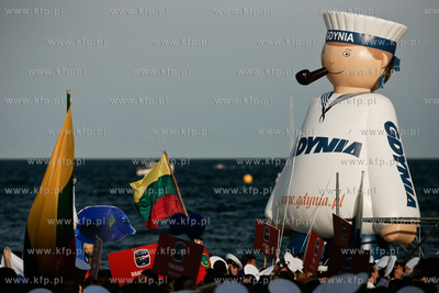 Gdynia. Parada zalog startujacych w Zlocie Zaglowcow...