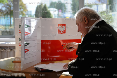 Gdansk. Wybory parlamentarne. Glosuje Lech Walesa z...