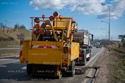 Gdansk. Aleja Armii Krajowej. Wiosenne sprzatanie ulic....