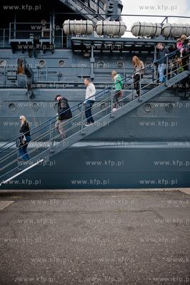 Port w Gdyni. Tlum ludzi oglada i zwiedza zacumowane...