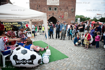 Gdansk. Ulica Dluga. Chorwaccy kibice na ulicach starego...