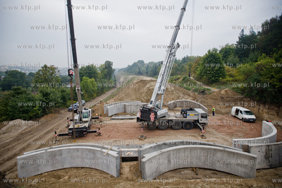 Gdansk. Ul. Ogrodowa. Montaz pierwszych elemntow wiaduktu...