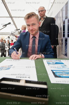 Gdynia. Uroczystosc podpisania aktu erekcyjnego i wmurowanie...