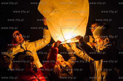Sopocka plaza. Wypuszczenie lampionow z zyczeniami...