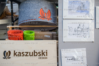 Gdansk. Dlugi Targ. DoMINIk designe - towarzyszacy...