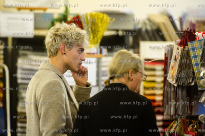 Radek Pestka, zwyciezca TOP MODEL na zakupach z siostra...