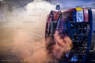 Symulowana akcja ratunkowa po zderzeniu trzech samochodow,...