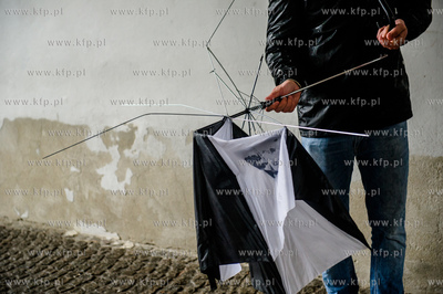 Gdańsk. Długi Targ. Intensywne opady deszczu i silne...