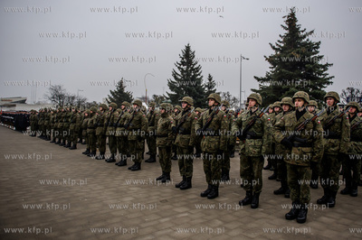 Gdynia. Nabrzeże Pomorskie. Uroczysta przysięga wojskowa...