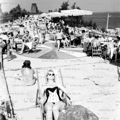 Taras plazowy przy basenie w Gdyni Redlowie. 1961 0004595...