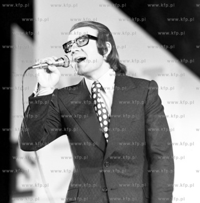 Piosenkarz Andrzej Dabrowski na Festiwalu Piosenki...